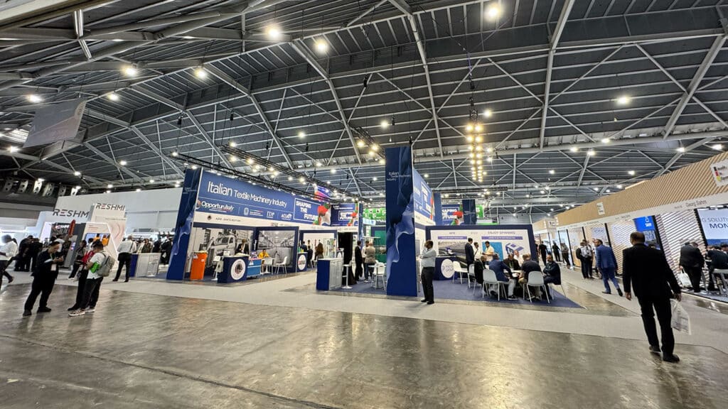 Photo of ITMA Asia visitors on the exhibition floor.